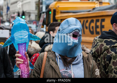 London, UK. 18. März 2016. Aktivisten protestieren gegenüber der japanischen Botschaft gegen das brutale jährliche Abschlachten von Delfinen in Taiji in Japan Credit: Mark Kerrison/Alamy Live News Stockfoto