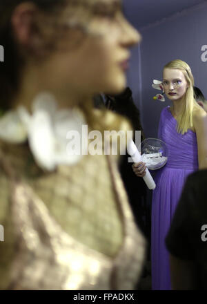 Modelle warten hinter den Kulissen während der Ukrainian Fashion Week in Kiew, Ukraine, 18. März 2016. 18. März 2016. © Swoboda Stepanov/ZUMA Draht/Alamy Live-Nachrichten Stockfoto