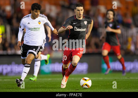 Valencia, Spanien. 17. März 2016. 12 Danilo Barbosa von Valencia CF (L) und 20 Aritz Aduriz von Athletic de Bilbao während der UEFA Europa League, Runde 8 Sekunde Bein match zwischen Valencia CF und Athletic de Bilbao im Mestalla-Stadion Athletic verloren 2: 1 aber wird durch die doppelte klassifiziert übereinstimmen (1: 0). Erzielte für Valencia CF Santi Mina (1) und Santos (1) und Athletic Club de Bilbao Aduriz (1) © Jose Miguel Fernandez de Velasco/Pacific Press/Alamy Live News Stockfoto