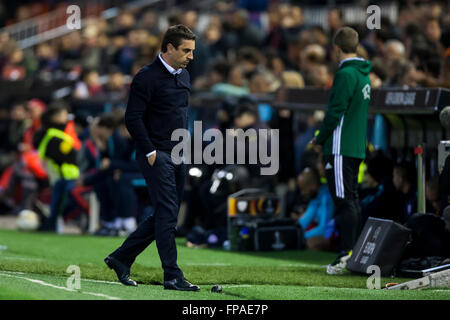 Valencia, Spanien. 17. März 2016. Headcoach des Valencia CF Gary Neville während der UEFA Europa League, Runde 8 Sekunde Bein match zwischen Valencia CF und Athletic de Bilbao im Mestalla-Stadion Athletic verloren 2: 1 aber wird durch die doppelte klassifiziert überein (1: 0). Erzielte für Valencia CF Santi Mina (1) und Santos (1) und Athletic Club de Bilbao Aduriz (1) © Jose Miguel Fernandez de Velasco/Pacific Press/Alamy Live News Stockfoto