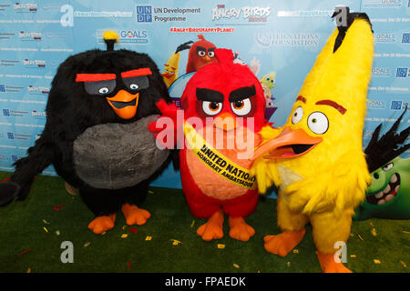 (160318) – Vereinte Nationen, 18. März 2016 (Xinhua)--"Chuck", "Rot" und "Matilda" (L, R) aus dem Film Angry Birds posieren für ein Foto während der 'Angry Birds for a Happy Planet'-Kampagne am Sitz Vereinten Nationen in New York, 18. März 2016. UN-Generalsekretär Ban Ki-Moon rot von Angry Birds als ehrenamtlicher Botschafter für ernannt grün auf den internationalen Tag des Glücks und ermutigte junge Menschen auf das Klima zu ändern und die Angry Birds glücklich zu machen. (Xinhua/Li Muzi) Stockfoto