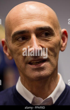 Porto, Portugal. 18. März 2016. Miguel Vieira, bevor seine Ausstellung in Portugal mode Herbst Winter bis einschließlich WS 2016/2017 in Porto, Portugal. Credit: diogo Baptista/alamy leben Nachrichten Stockfoto