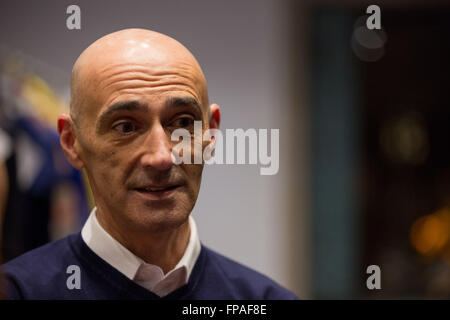 Porto, Portugal. 18. März 2016. Miguel Vieira, bevor seine Ausstellung in Portugal mode Herbst Winter bis einschließlich WS 2016/2017 in Porto, Portugal. Credit: diogo Baptista/alamy leben Nachrichten Stockfoto