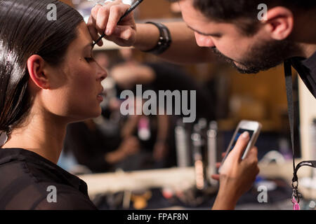 Porto, Portugal. 18. März 2016. Modell in den Laufsteg Spaziergänge für Designer fashion show Miguel Vieira während Portugal mode Herbst Winter bis einschließlich WS 2016/2017 in Porto, Portugal. Credit: diogo Baptista/alamy leben Nachrichten Stockfoto