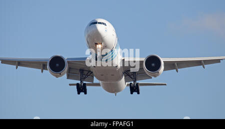 Egyptair Boeing 777 SU-DDR auf dem endgültigen Anflug auf den Flughafen London-Heathrow LHR Stockfoto