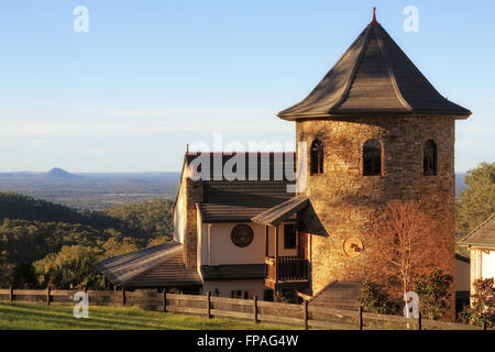 sonnendurchflutetes wünschenswert Residenz modelliert, um ein Oast House mit Glas Haus Bergen im Abstand, Brisbane, Queensland Australien Stockfoto