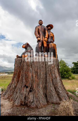 Baum Schnitzen von Familie und Wombat, Tasmanien, Australien Stockfoto