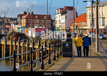 Scarborough Hafen Hafen UK bei Sonnenuntergang mit Fischernetzen, Cray Krabbe Hummer Töpfe und ältere Senioren paar Stockfoto