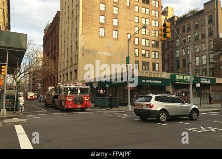 Feuerwehrauto an einer Kreuzung auf der Lafayette Street in Manhattan. Stockfoto