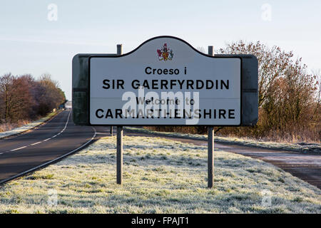 Willkommen Schild in Carmarthenshire Wales UK auf Rasen Grenzen an einem frostigen Morgen Stockfoto