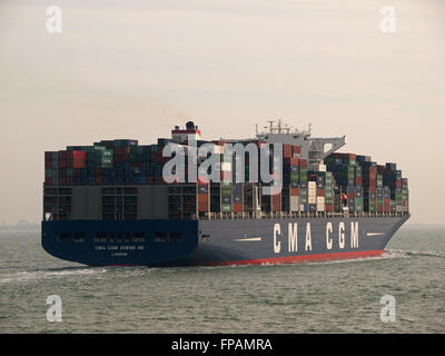 Containerschiff CMA CGM Zheng He verlassen Southampton UK Stockfoto