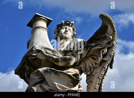 Detail der ein Engel Marmorstatue hält eine Spalte an der Spitze der Sant'Angelo Brücke barocken Balustrade. Stockfoto