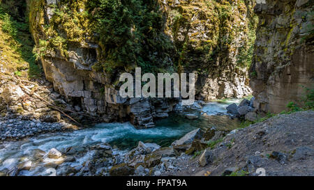 Die coquihalla River fließt durch den Coquihalla Canyon im Othello Tunnels in der Nähe der Stadt der Hoffnung in British Columbia in Kanada Stockfoto