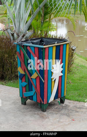 Bunte bin im Park. Abfallbehälter Stockfoto