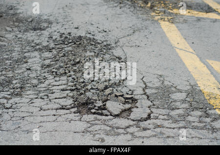 Asphalt-Oberfläche, auf der Straße wurden aufgrund schlechter Bau abgerissen. Stockfoto