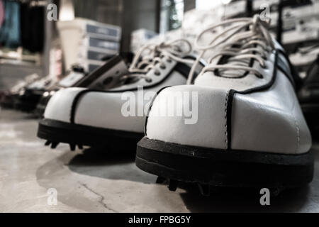 Schwarz / weiß Schuhe für den Golfsport Stockfoto