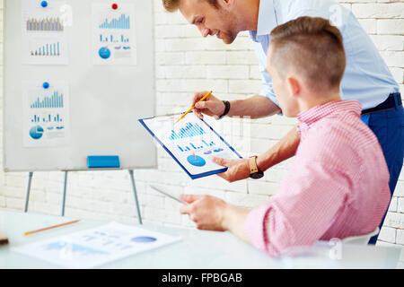 Geschäftsfreunde, die Geschäftsstrategie zusammen diskutieren Stockfoto