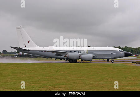 Boeing RC-135W, ZZ664 von Nr. 51 Squadron RAF kicks bis Spray auf ihre Start-ausführen. Stockfoto