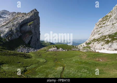 Blick ins Graubünden durch Alpenpass aus Österreich in die Schweiz genannt Schweizertor im Raetikon-Gebirge im Sommer Stockfoto