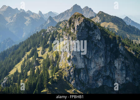 Blick vom Mount Teufelstättkopf auf die herbstlichen Ammergauer Alpen in der Nähe von Schloss Linderhof und Oberammergau, Bayern, Deutschland Stockfoto