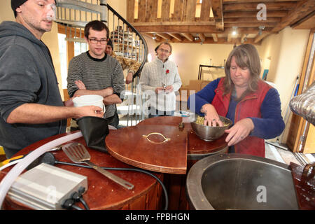 Ein Bierzubereitungskurs in Hillside Brewery, Gloucestershire, Craft Ale Brewery, UK. Stockfoto