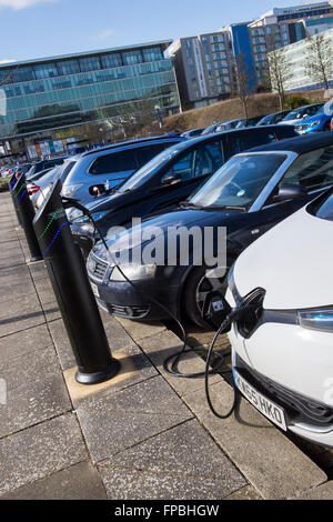 Elektro-Auto aufladen von Batterien an einem Ladegerät Terminal. Milton Keynes, Buckinghamshire, England Stockfoto