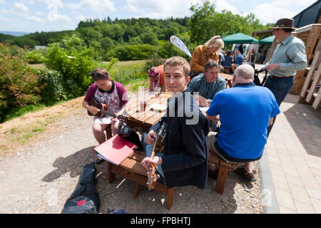 Hillside Brewery, Gloucestershire, Craft Ale Brewery, Bier und Wurst Festival bbq. Stockfoto