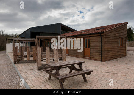 Hillside Brewery, Gloucestershire, Craft Ale Brewery, Shop und Büro mit Gerüstplanke Sitzgelegenheiten im Freien. Stockfoto