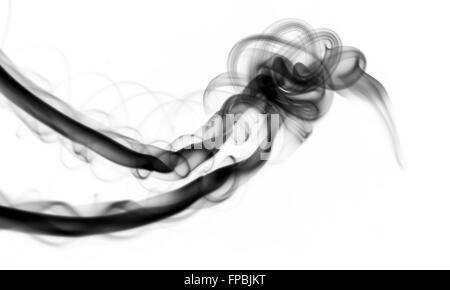 Schwarzer Rauch abstrakt über dem weißen Hintergrund Stockfoto