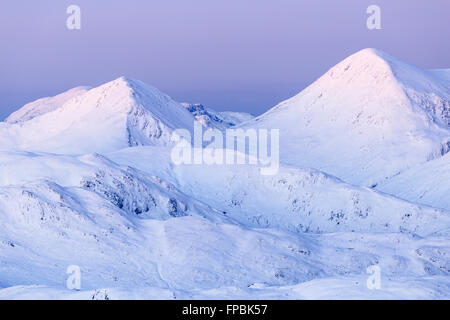 Ein Teil von Beinn Sgritheall in der Morgendämmerung, Glenelg, von Sgurr Mhic Bharraich auf der South Shiel Range im Winter Stockfoto