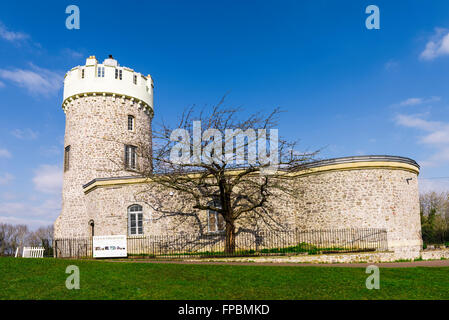 Clifton Observatorium und ehemalige Mühle am Clifton unten in der Stadt von Bristol, England. Stockfoto