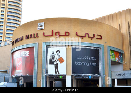 Dubai, Vereinigte Arabische Emirate: Dubai Mall Eingang und Parkfläche. Dubai Mall ist eines der größten Einkaufszentren Stockfoto