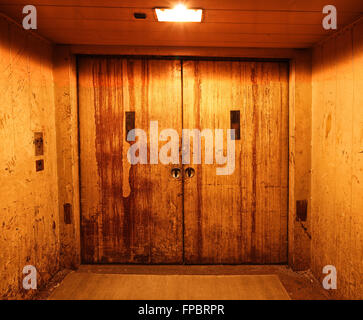 Alt und rostig verschlossenen Aufzugtüren in einem dunklen Flur Stockfoto