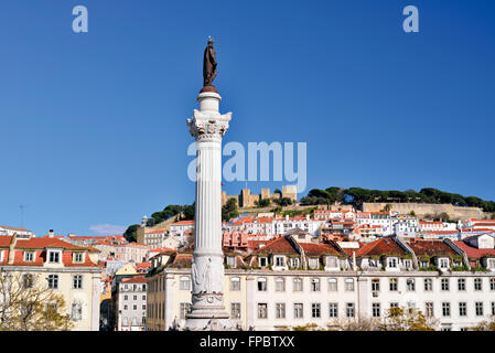 Portugal, Lissabon: Säule und Statue von Dom Pedro IV am Rossio-Platz mit Schloss im Hintergrund Stockfoto