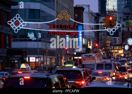 Nachtansicht der Canal Street in Chinatown mit dem Zeichen des Willkommens zu Chinatown. Manhattan, New York City, USA Stockfoto