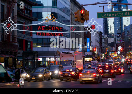 Nachtansicht der Canal Street in Chinatown mit dem Zeichen des Willkommens zu Chinatown. Manhattan, New York City, USA Stockfoto