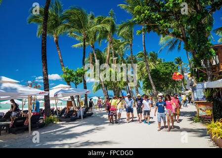 Touristen auf Station 2 Hauptstrand beschäftigt Shop Restaurant Straße in Boracay island Philippinen Stockfoto