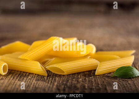 Pasta Penne Rigate auf hölzernen Hintergrund Stockfoto