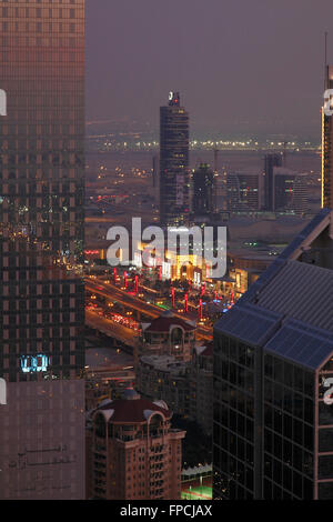 Eine Außenansicht der Türme mit der Dubai Mall im Hintergrund. Stockfoto