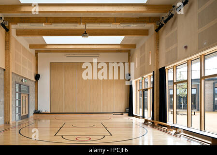 Eine leere Gymnasium in Port Glasgow teilte Campus Schule, von Archial Norr Architekten entworfen. Stockfoto