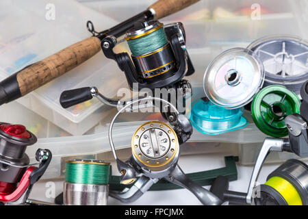 Verschiedene Angelgeräte Zusammensetzung in Aufbewahrungsbox. Konzeptdesign für Süßwasser im freien aktiven Unternehmen. Stockfoto