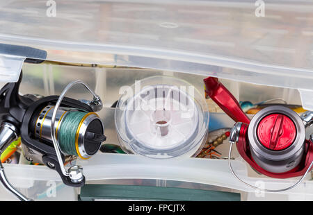 Verschiedene Angelgeräte Zusammensetzung in Aufbewahrungsbox. Konzeptdesign für Süßwasser im freien aktiven Unternehmen. Stockfoto