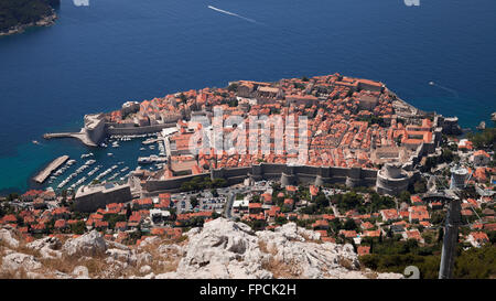 Einen Blick auf Dubrovnik von einem Berggipfel, fangen die Altstadt in all seiner Herrlichkeit, mit spektakulären alte Wand- und beeindruckende Küste. Stockfoto