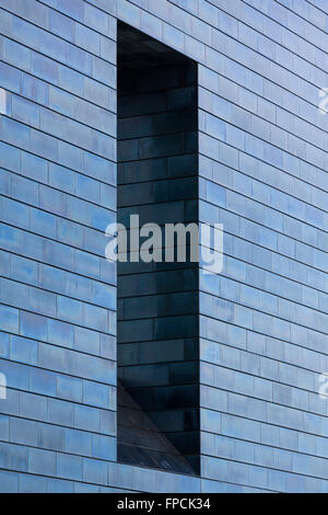 Nahaufnahme eines Fensters, die rund um eine Mansarde ausführlich auf der Jerwood Galerie, entworfen von Hut-Projekte geplant ist. Stockfoto