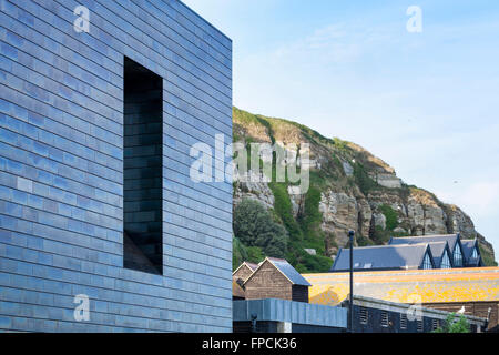 Nahaufnahme eines Fensters, das rundherum, eine Mansarde ausführlich auf der Jerwood Galerie geplant ist, entworfen von Hut-Projekte mit der Felswand im Hintergrund. Stockfoto