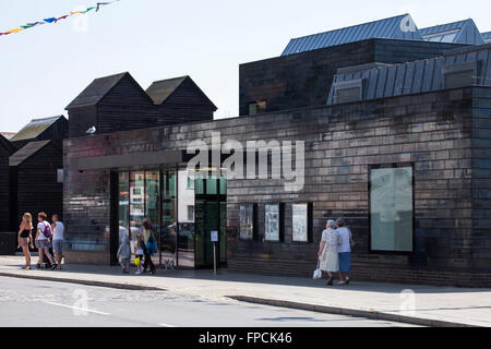 Jerwood Galerie Eingang, entworfen von Hut-Projekte, der in einem niederländischen Mansarde Detail mit Passanten auf der Straße abgeschlossen ist. Stockfoto