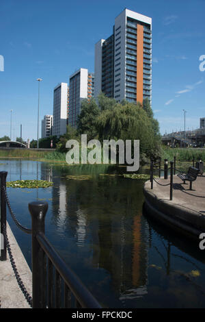 Hochhaus-Wohnungen in London in der Nähe von Tower Hamlets. Das Gebäude kann in der Reflexion des Wassers gesehen werden. Stockfoto