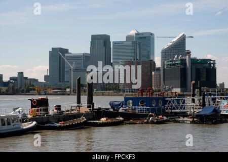 Ein Blick auf Canary Wharf aus über die Themse in London. Stockfoto