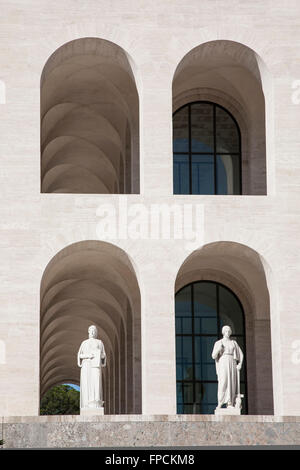 Ein Blick auf den Palazzo della Civilta Italiana in Rom, ein Beispiel für faschistische Architektur. Ansicht von unten. Stockfoto