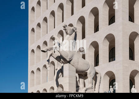 Ein Blick auf den Palazzo della Civilta Italiana in Rom, ein Beispiel für faschistische Architektur. Ansicht von unten. Stockfoto